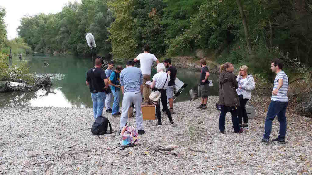 Tournage d'un plan avec l'équipe de TF1 au bord de l'eau