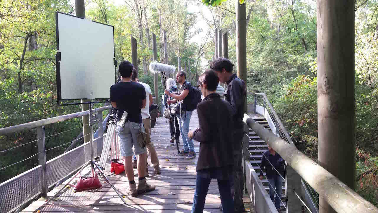 Equipe de TF1 et Studiofly préparant une scène de la série « Dans l’ombre du tueur »