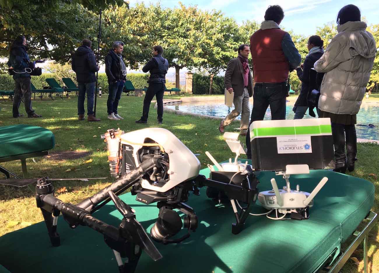 Drone et télécommande sur tournage fiction avec équipe de tournage