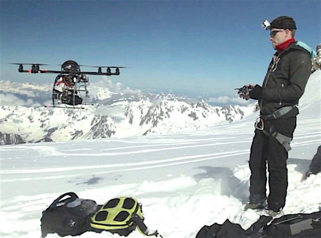 Pilote de drone en tournage montagne