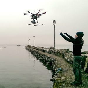 Pilote de drone au dessus de l'eau