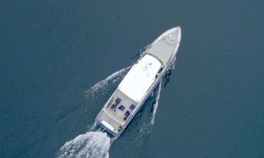 Vue aérienne bateau sur lac léman