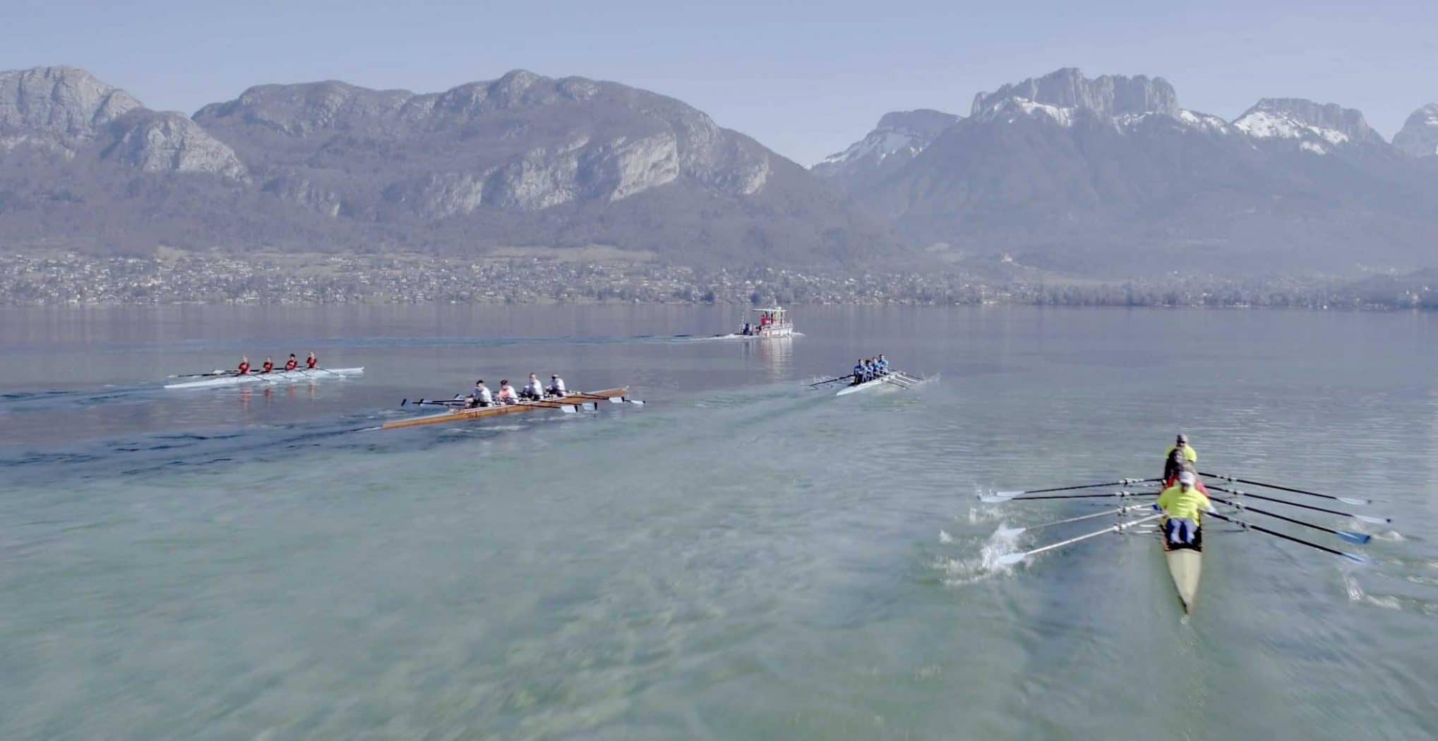 Vidéo aérienne drone d'aviron sur le lac Annecy