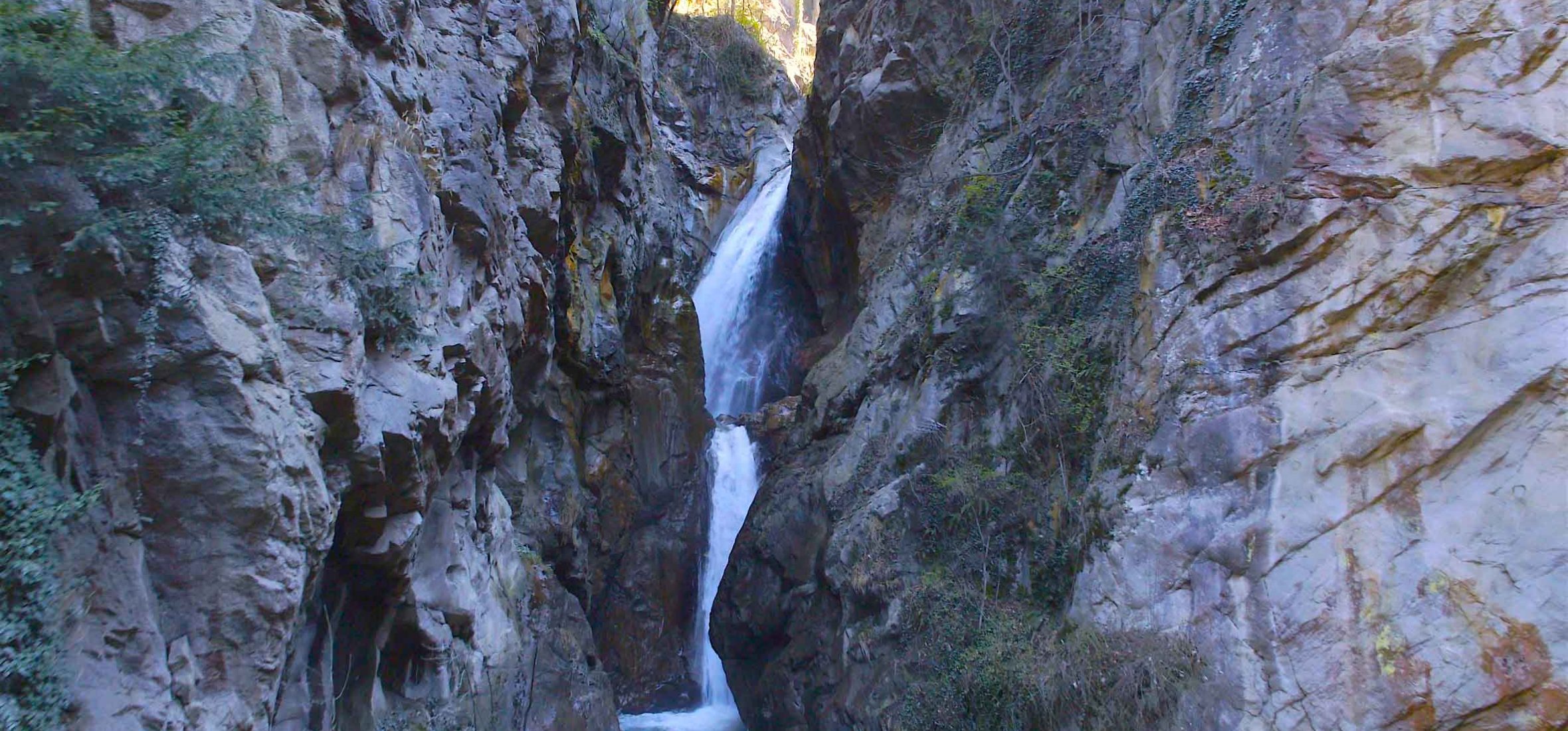 Vue cascade drone en montagne