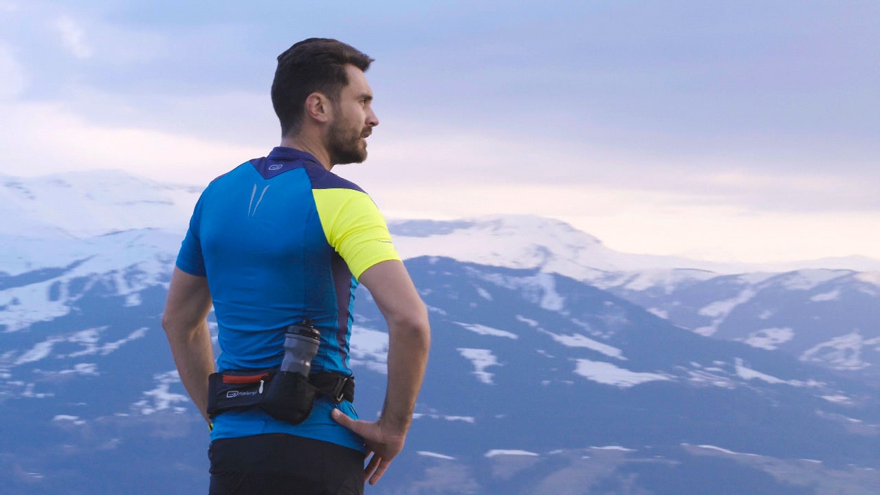 Drone qui film un coureur avec optique de 12mm