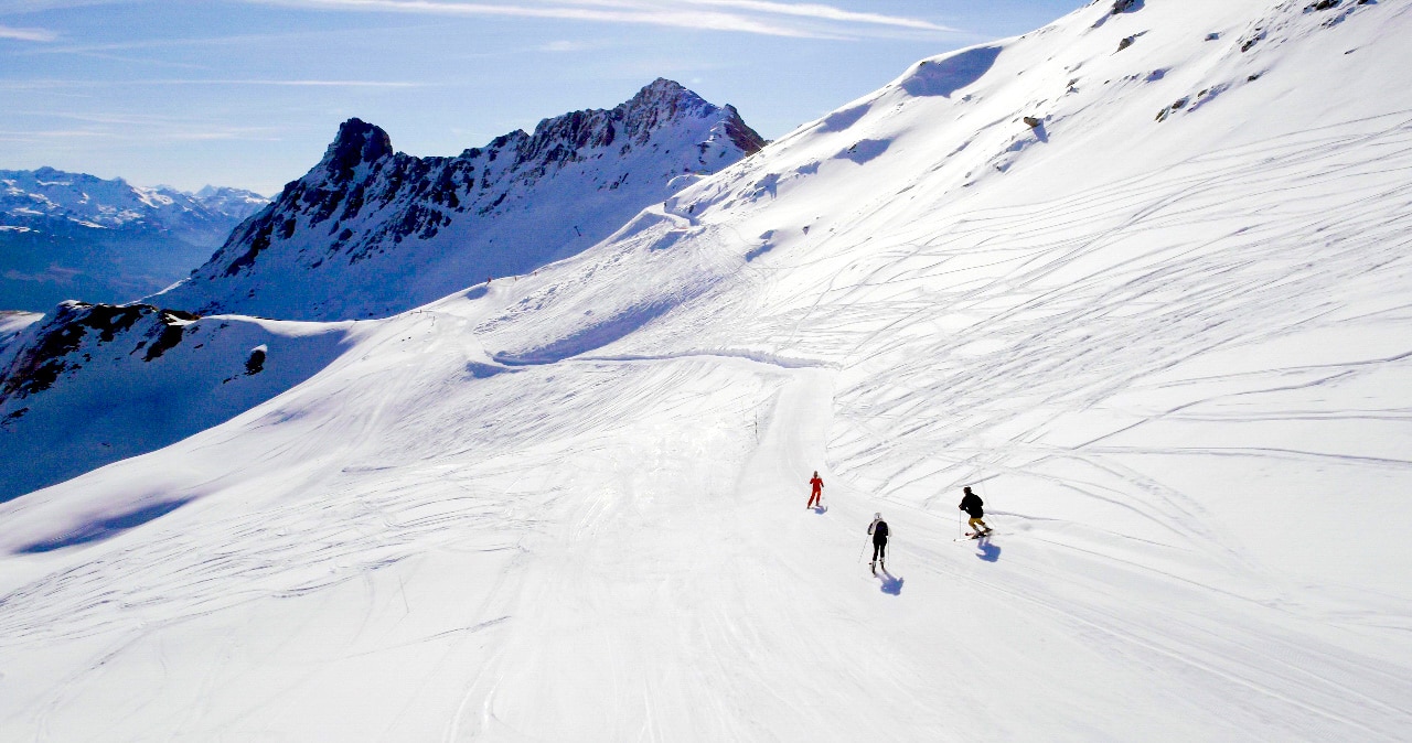 Vue de montage, neige et ski par drone