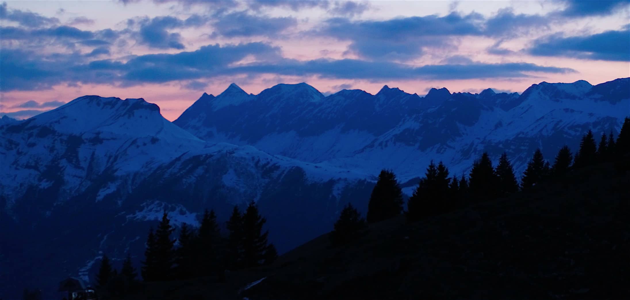 Montagne de nuit par drone