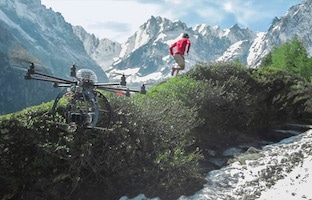 Drone et coureur en montagne