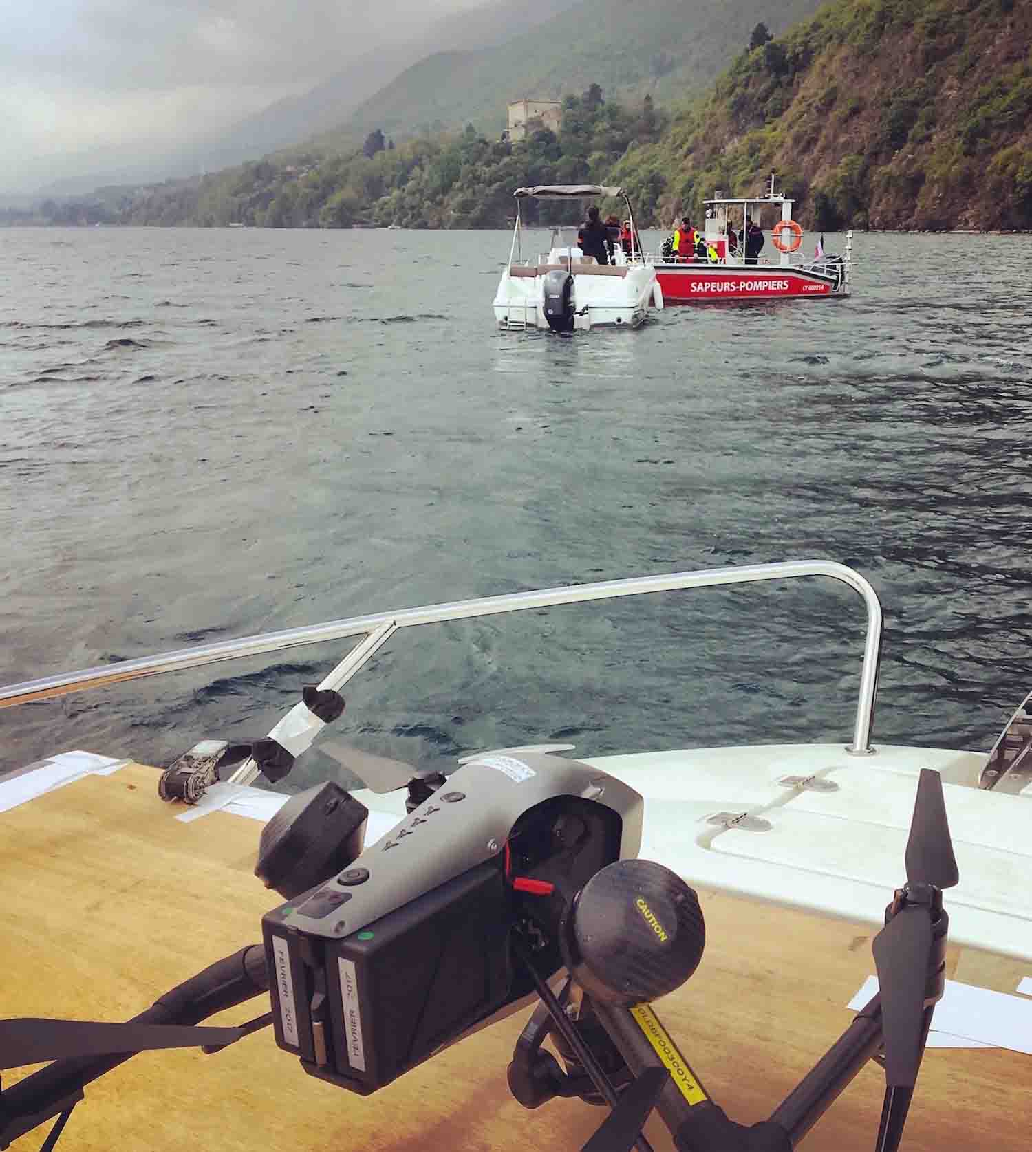 Drone tournage lac Annecy avec pompier sur bateaux