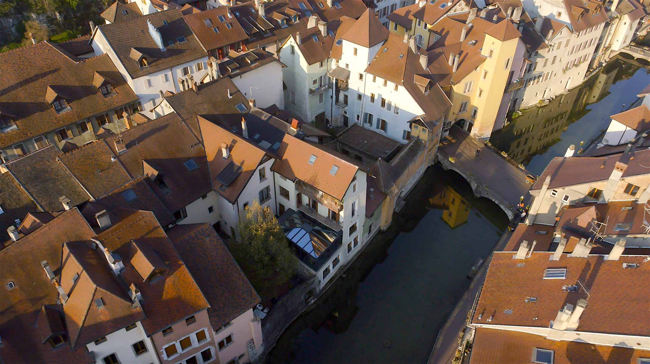 Vue aérienne par drone de la ville d'Annecy