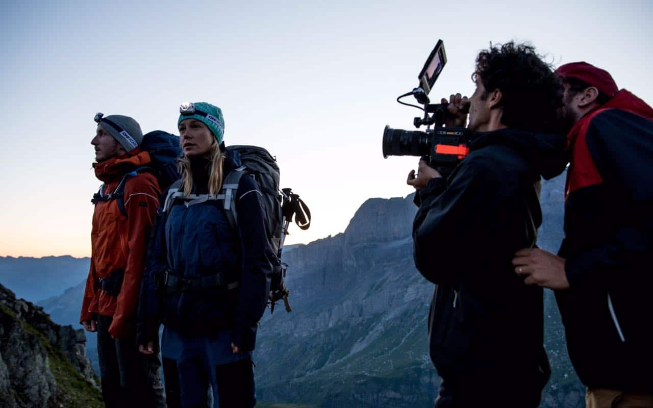 Acteur et caméra pour film en montagne