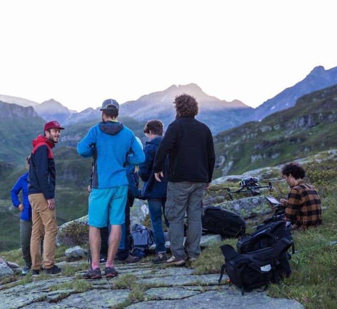 Equipe de drone en montagne