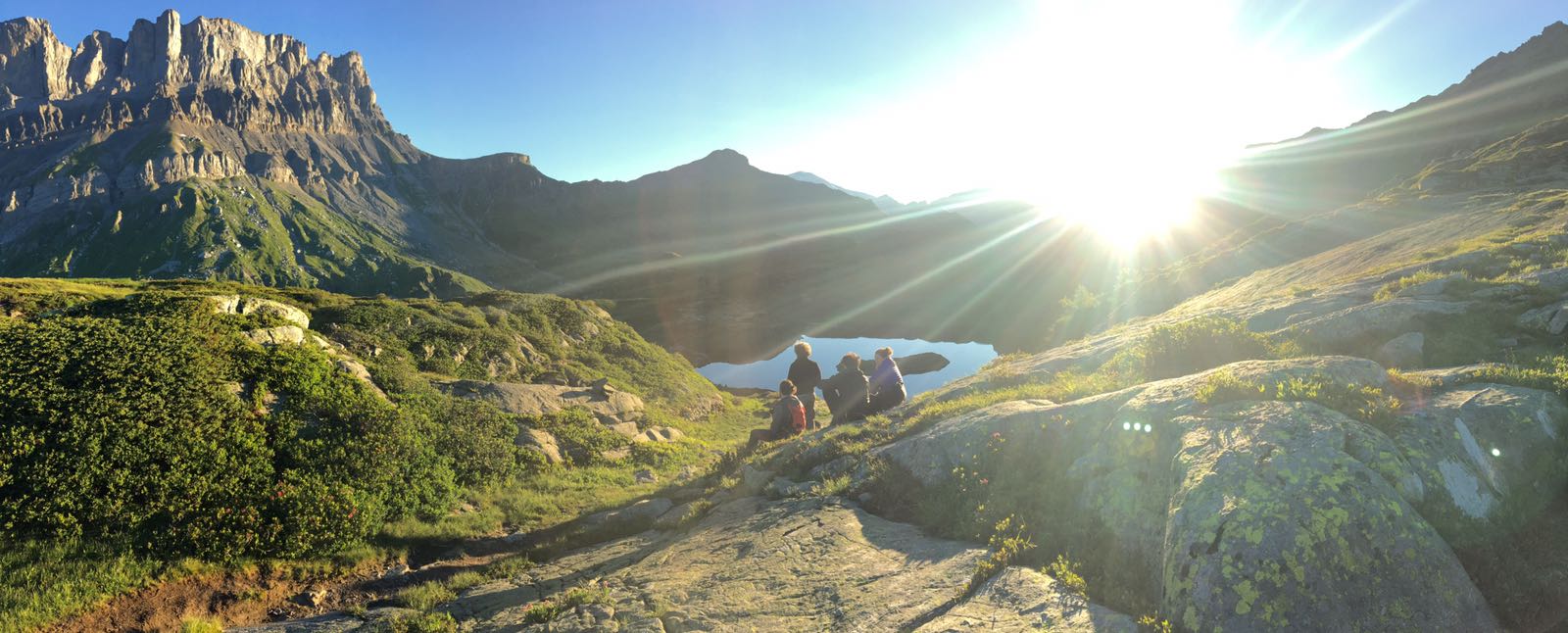 Equipe de tournage en montagne pour un film