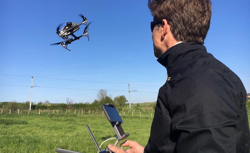 Pilote de drone professionnel et drone en vol