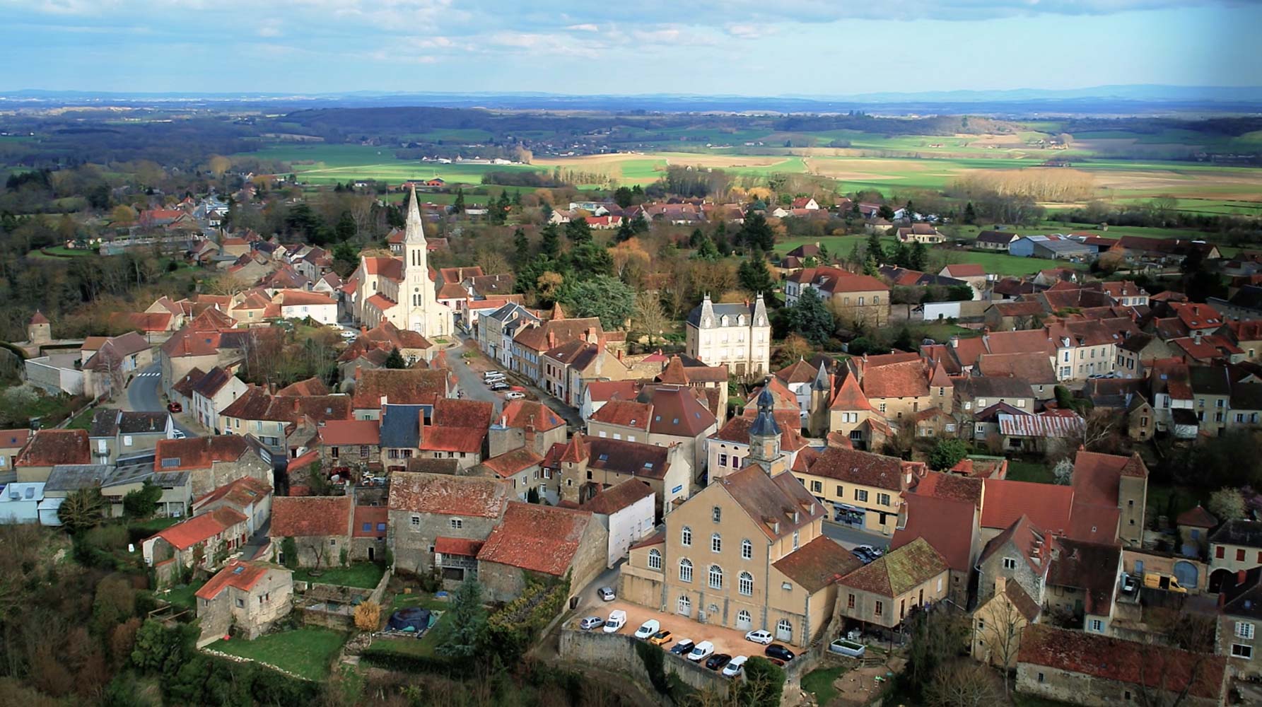 ville de Chantelle par drone pour film aérien allier