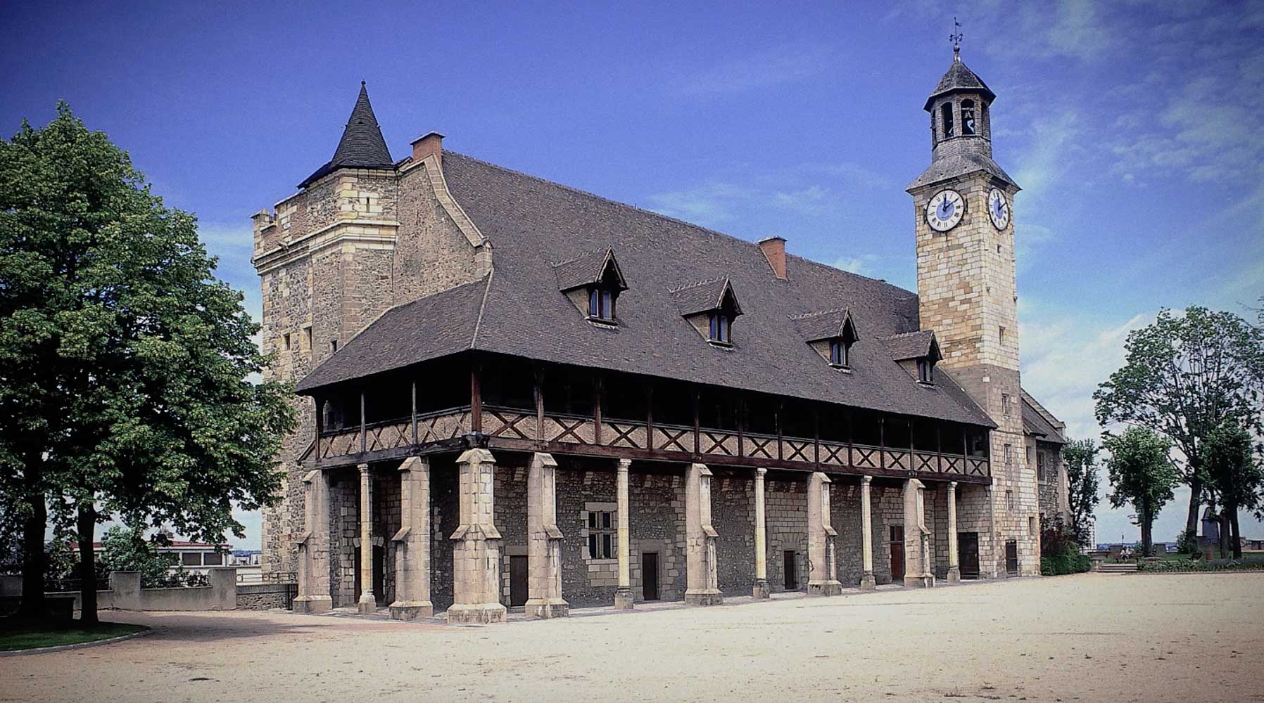 Château des ducs de Bourbon dans film allier par drone