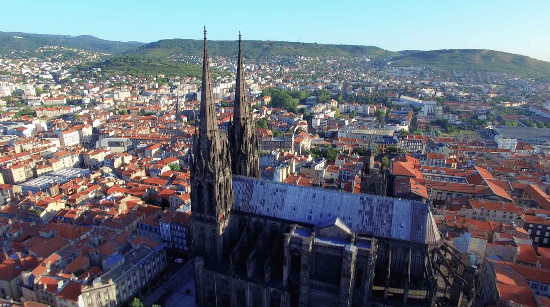 Cathédrale puy de dôme pour film aérien