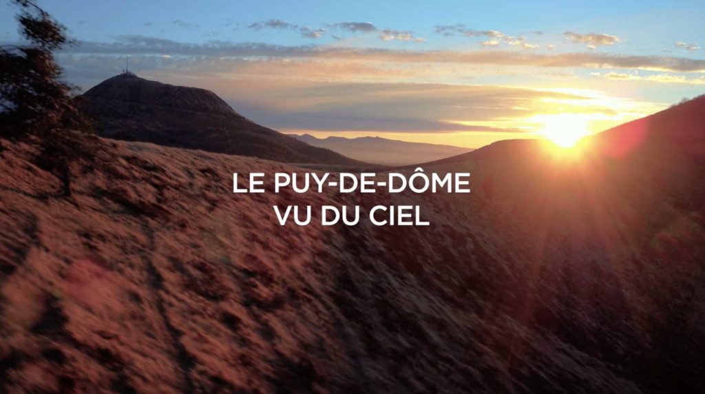 Puy de Dôme vue du ciel par drone - Film aérien