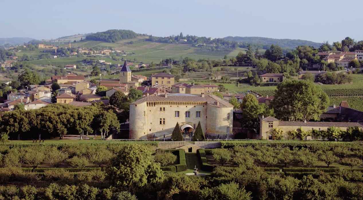 Chateau dans le département du rhône pour film aérien par drone