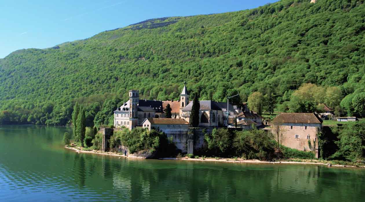 chateau au bord de l'eau en Savoie