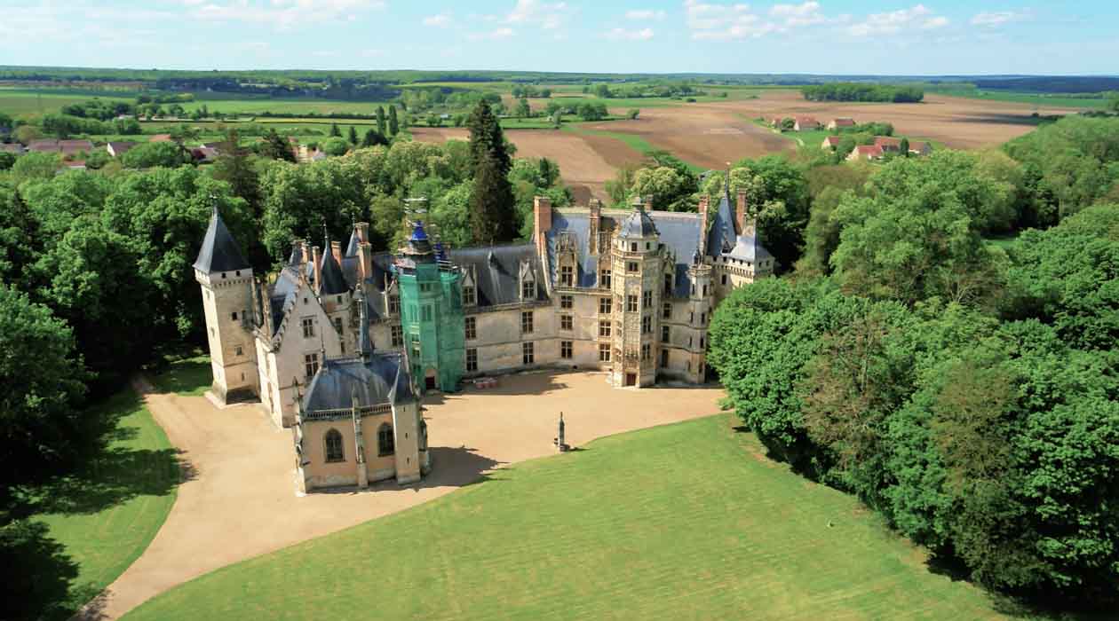 Chateau dans le département du Cher par drone