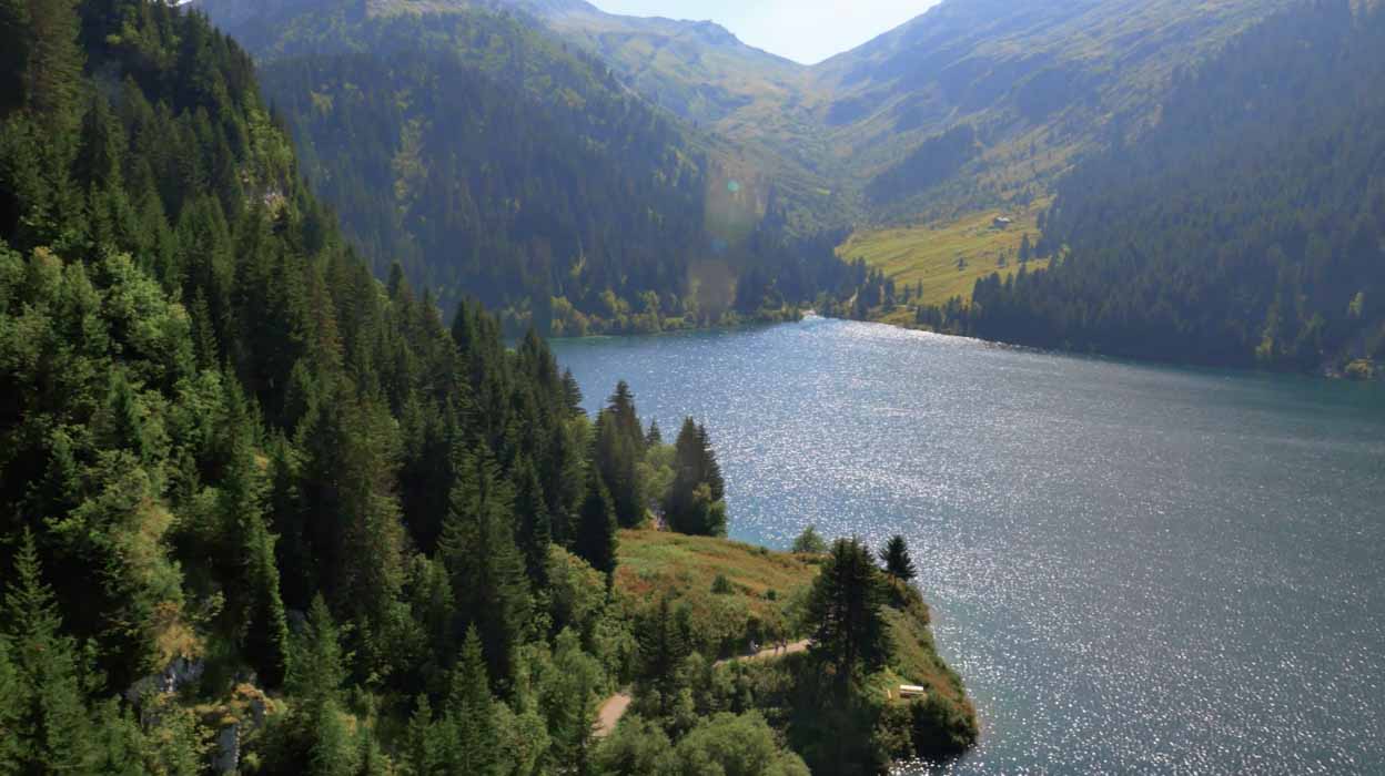 Video aérienne par drone de la savoie pour un film