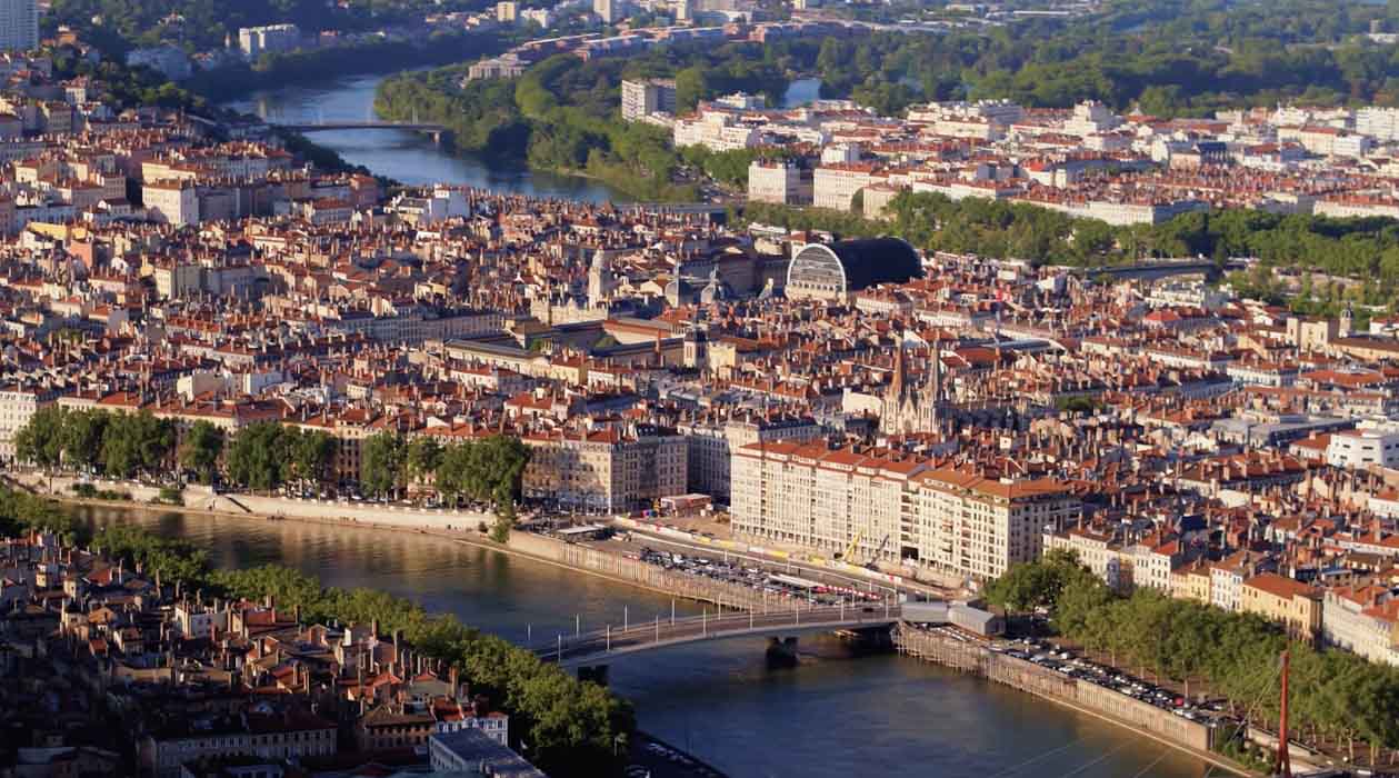 Ville de Lyon et presque île par drone