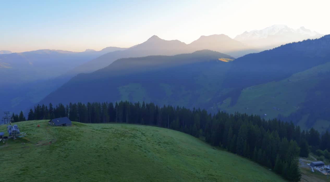 Montagne savoie pour film aérien par drone