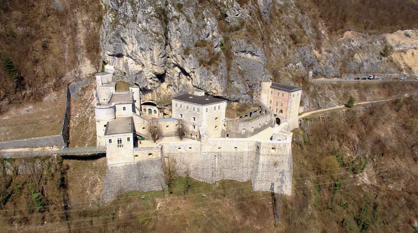 Fort L'Ecluse Léaz Ain film aérien drone