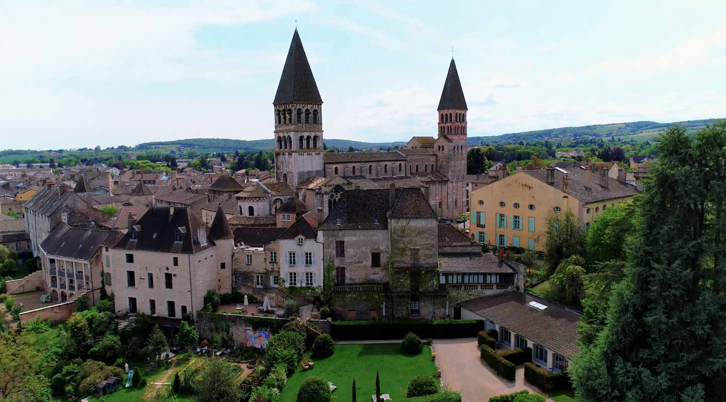 Abbaye Tournus Face film aérien Drone