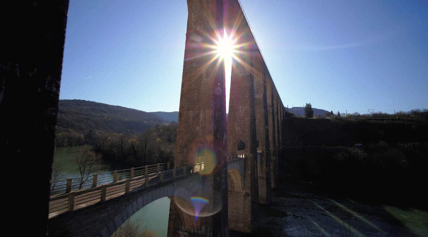 Viaduc de Bolozon soleil Ain film aérien drone