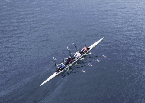 Aviron sur un lac vu par drone