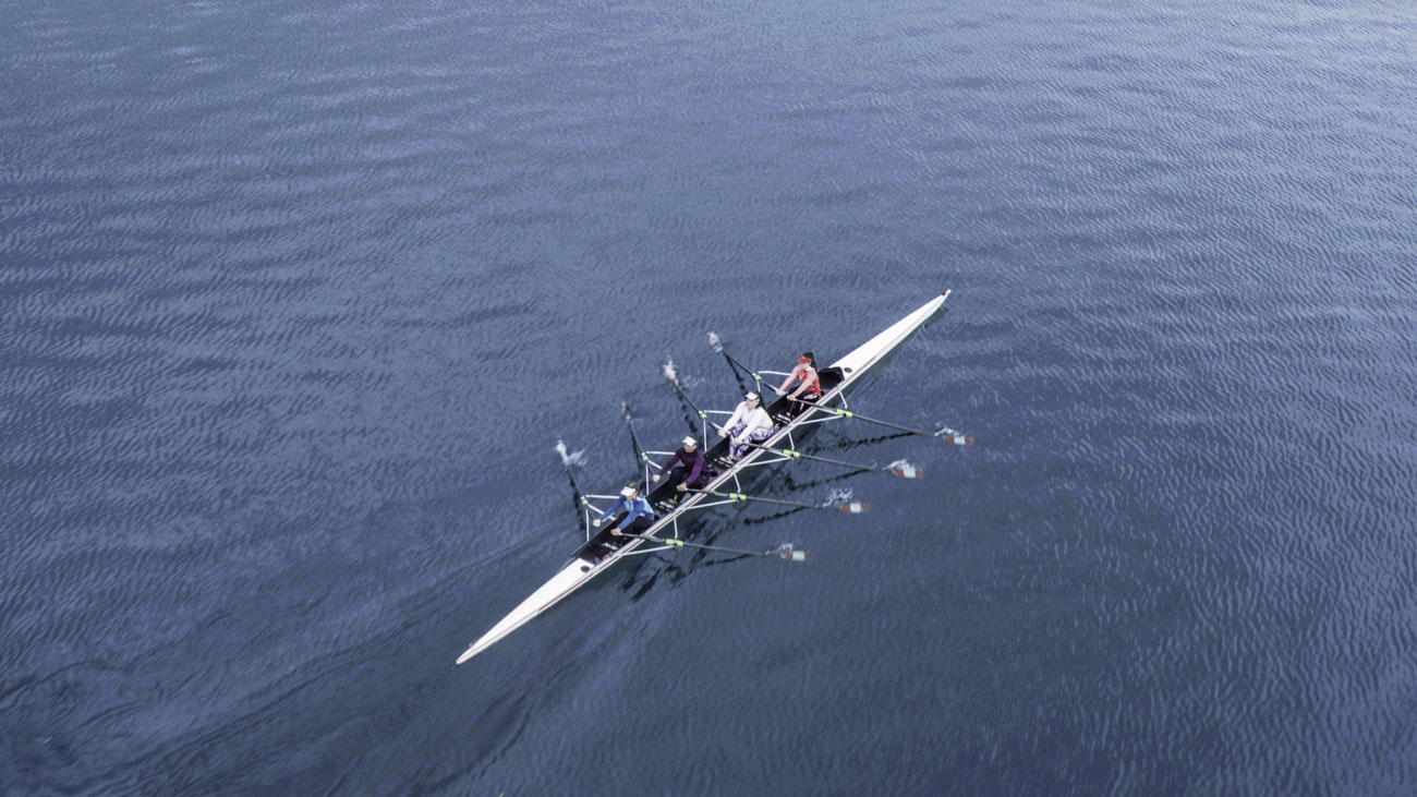 Aviron sur un lac vu par drone