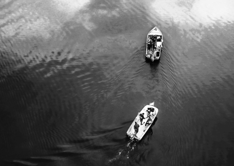 Deux bateau sur un lac vus par drone