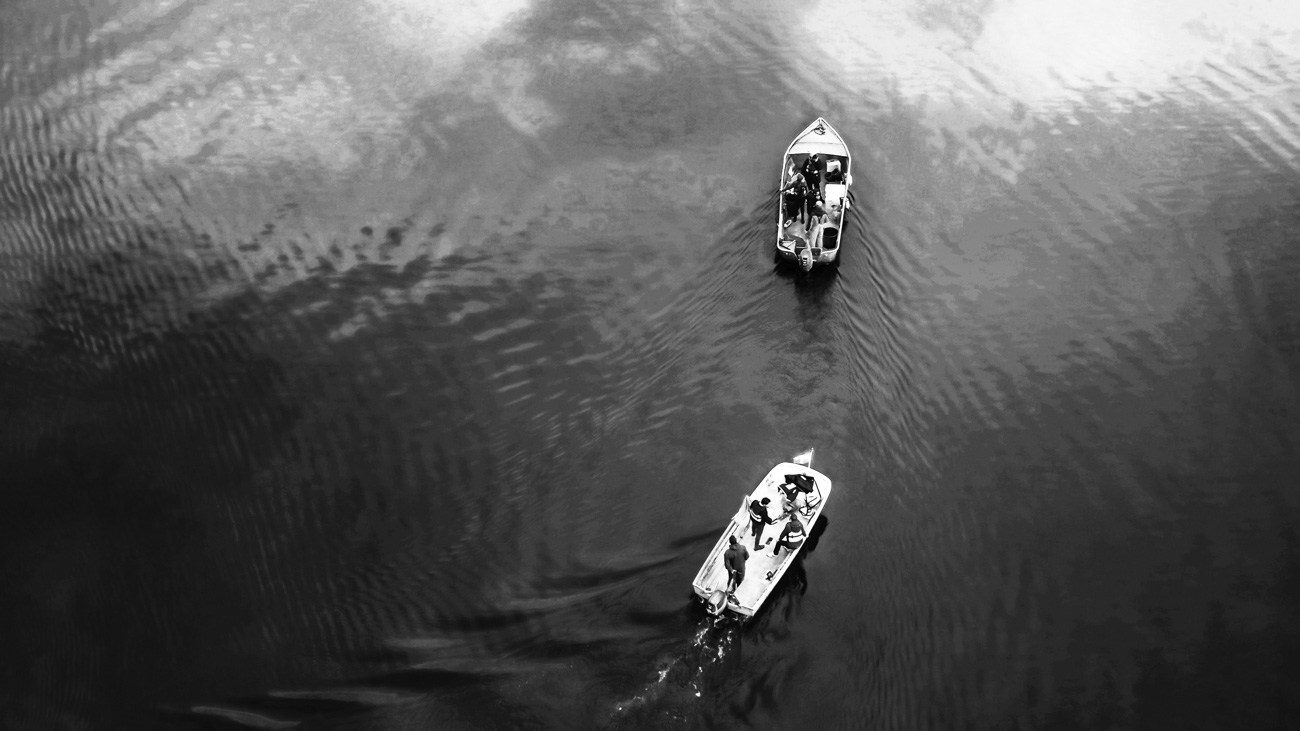 Deux bateau sur un lac vus par drone