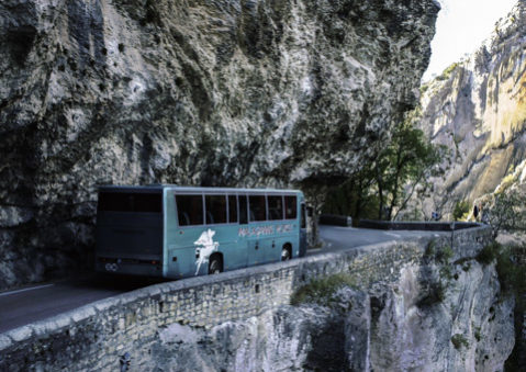 Bus circule montagne vu par drone