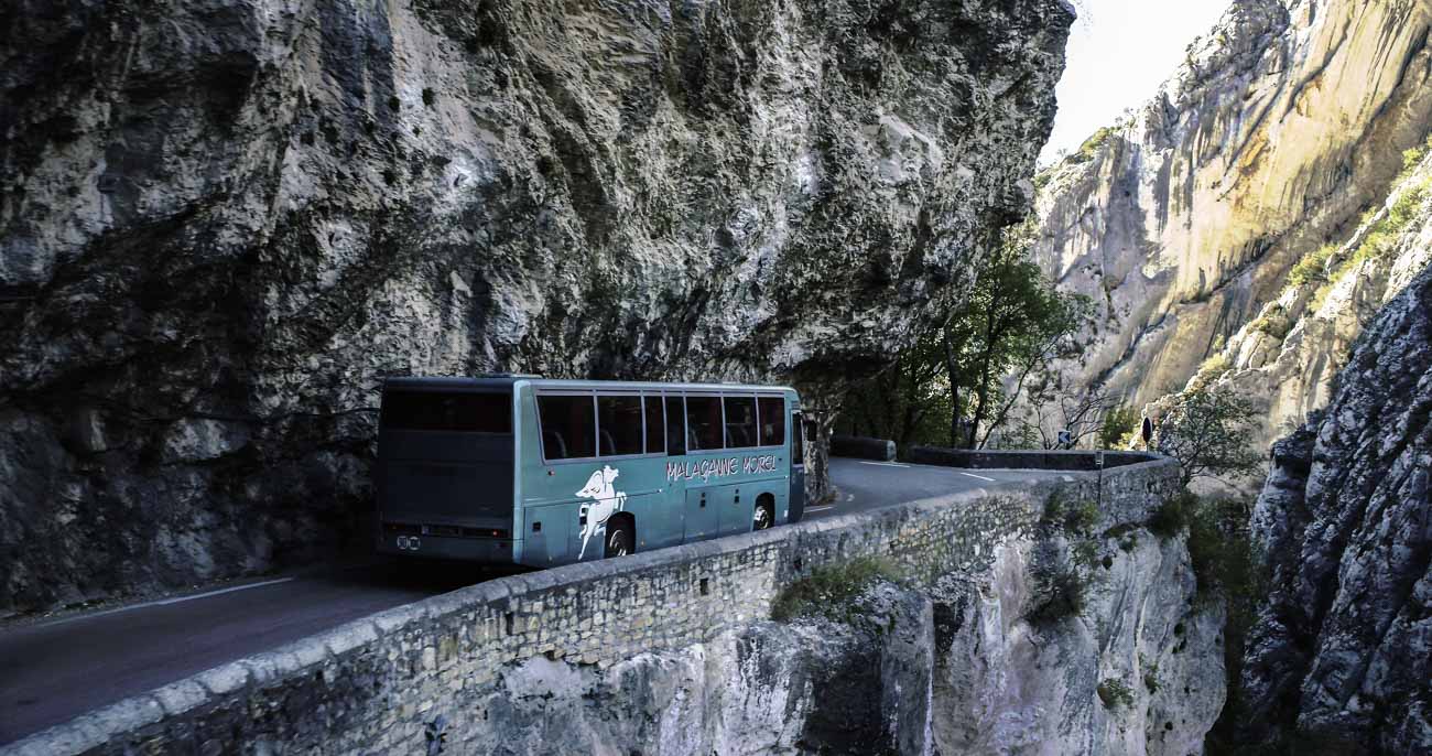 Bus circule montagne vu par drone