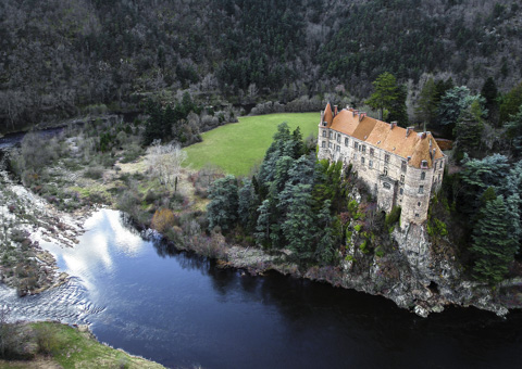 Chateau et paysage vu par drone