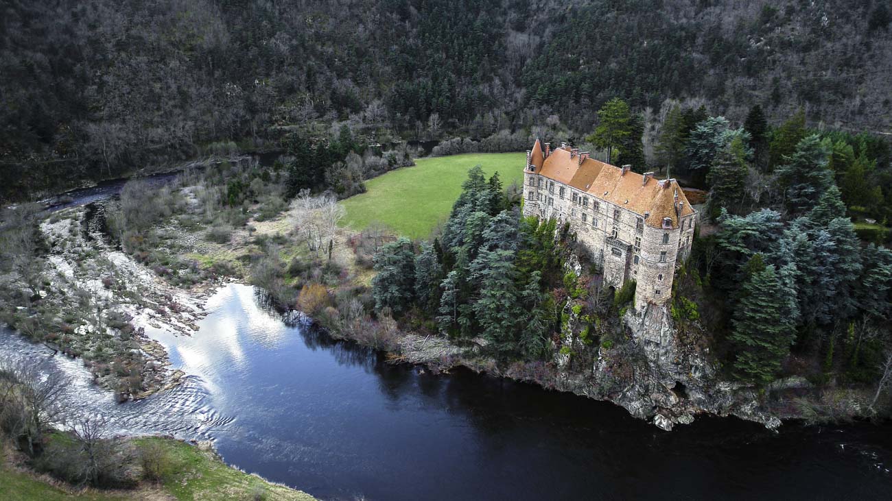 Chateau et paysage vu par drone