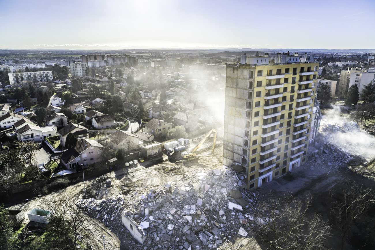 Démolition d'un batiment vue par drone