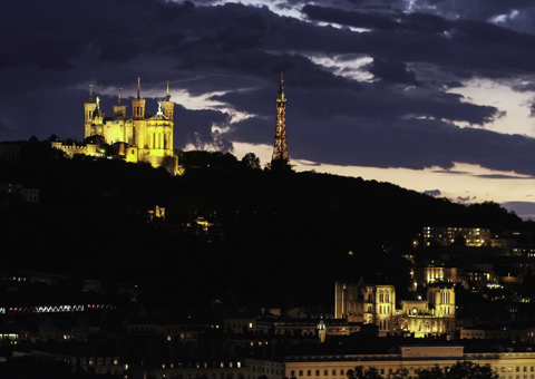 Ville de Lyon de nuit vue par drone