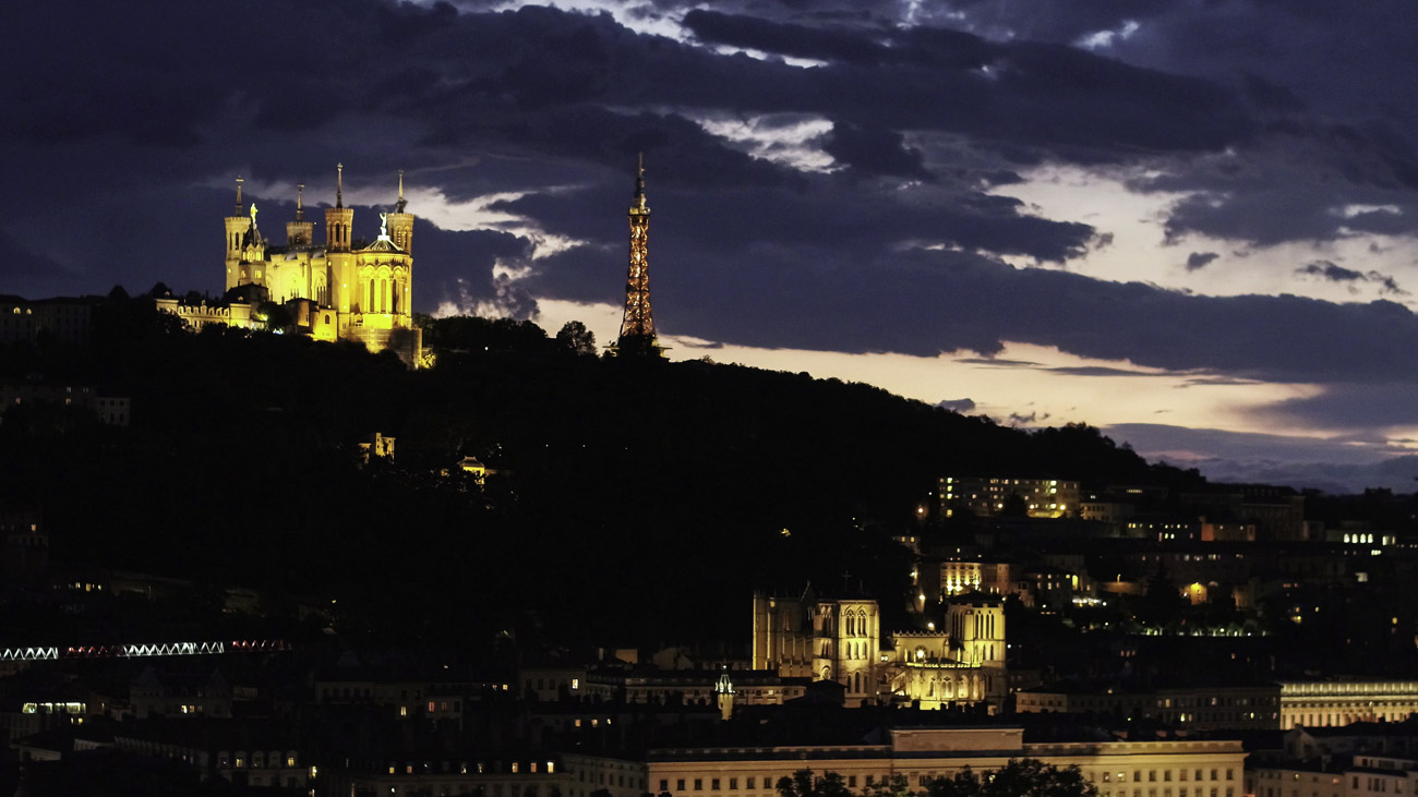 Ville de Lyon de nuit vue par drone