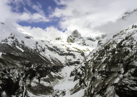 Paysage de montagne enneigé vu par drone