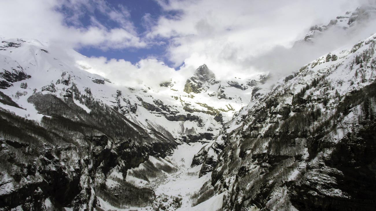 Paysage de montagne enneigé vu par drone