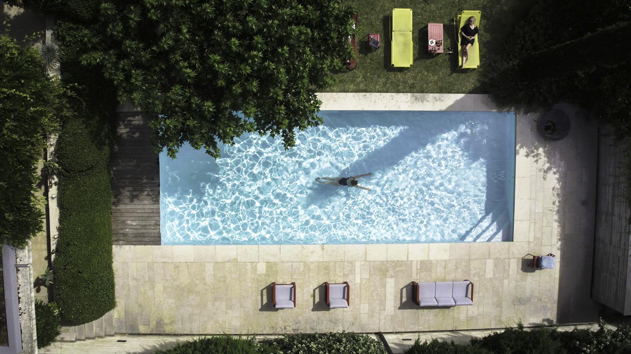 Piscine vue par drone