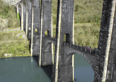 Pont sur rivière vu par drone
