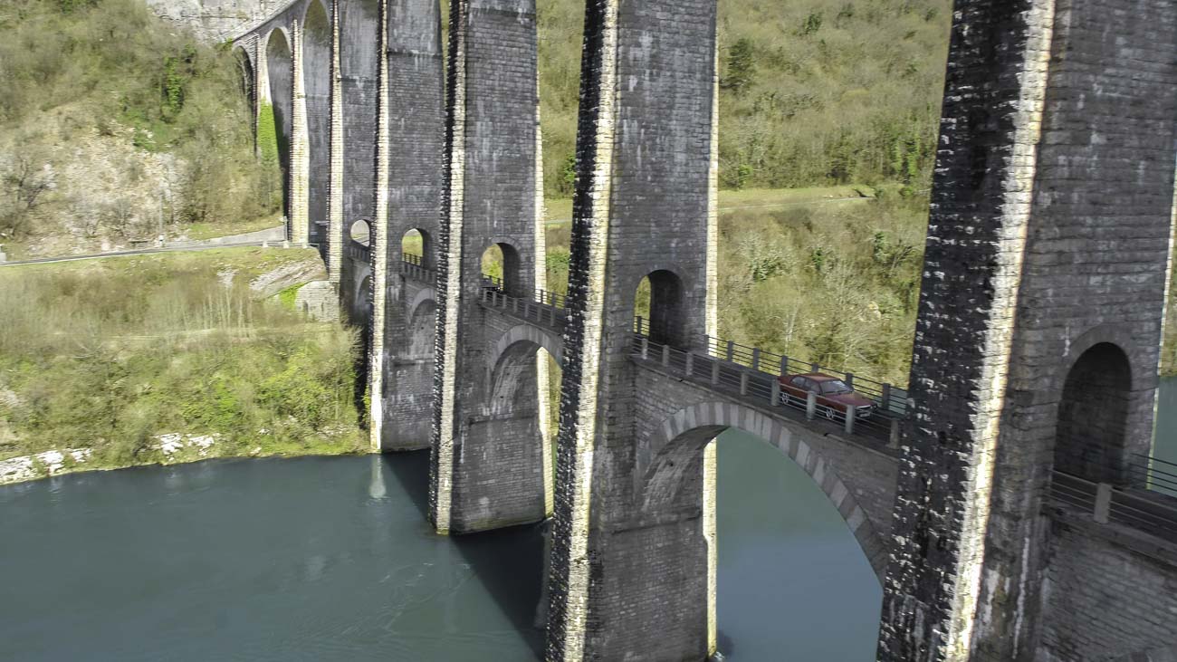 Pont sur rivière vu par drone