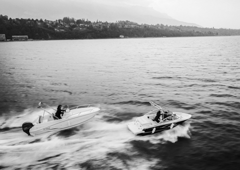 Poursuite bateau sur lac vue par drone