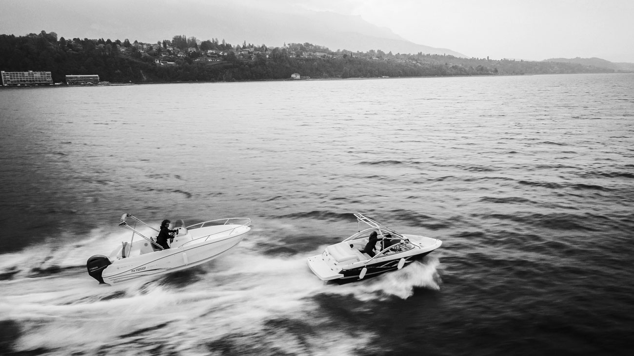 Poursuite bateau sur lac vue par drone