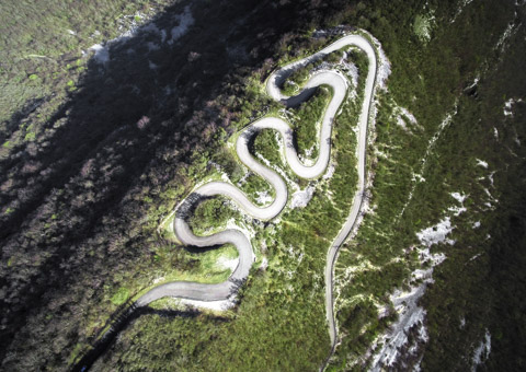 Paysage avec route sinueuse en montagne vu par drone